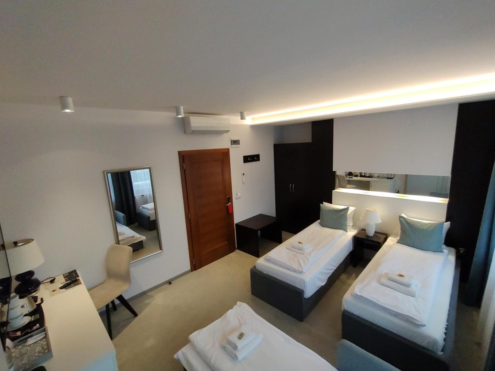 Novopolska - Hotel I Restauracja Koscian Ngoại thất bức ảnh