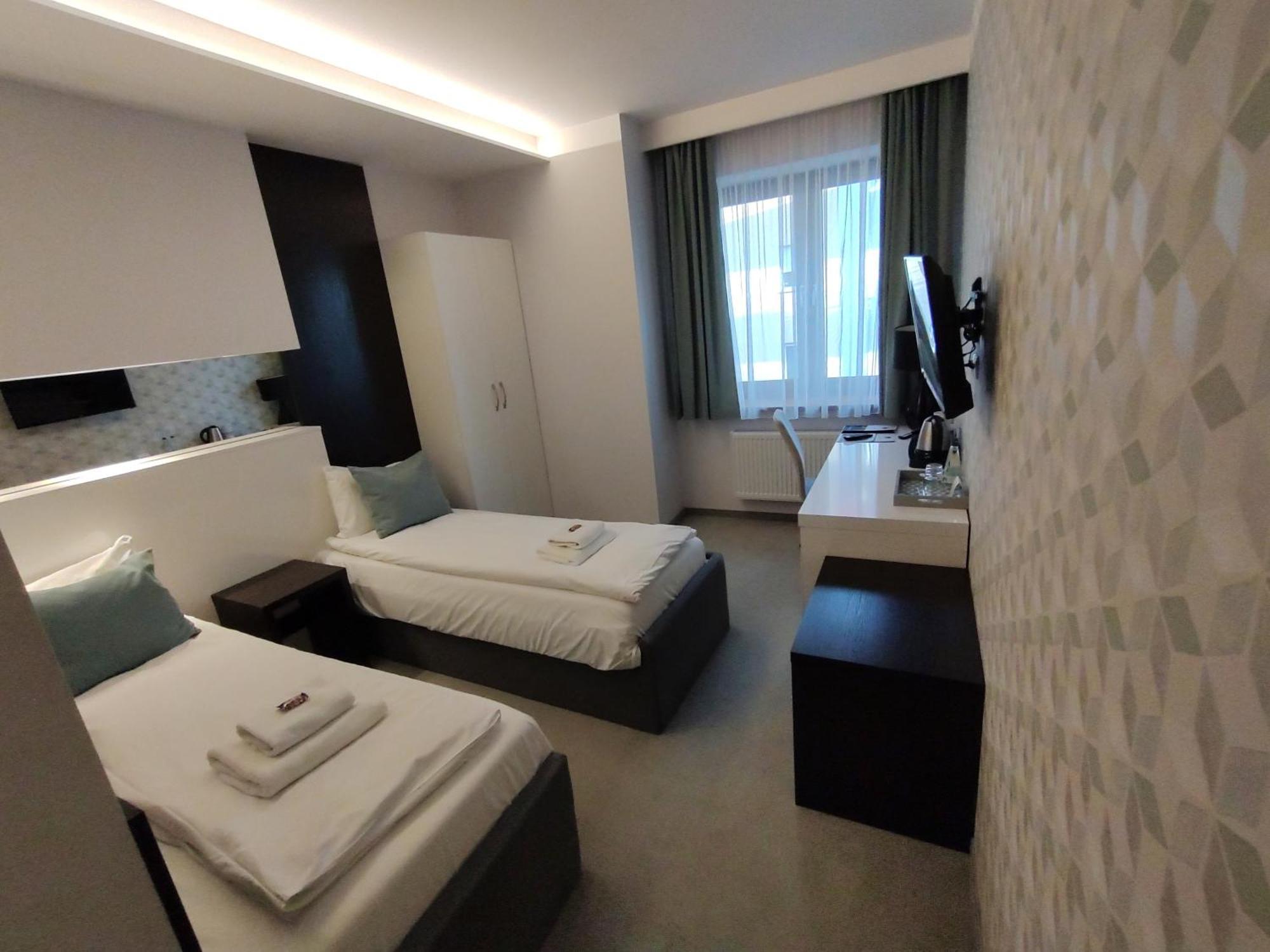 Novopolska - Hotel I Restauracja Koscian Ngoại thất bức ảnh