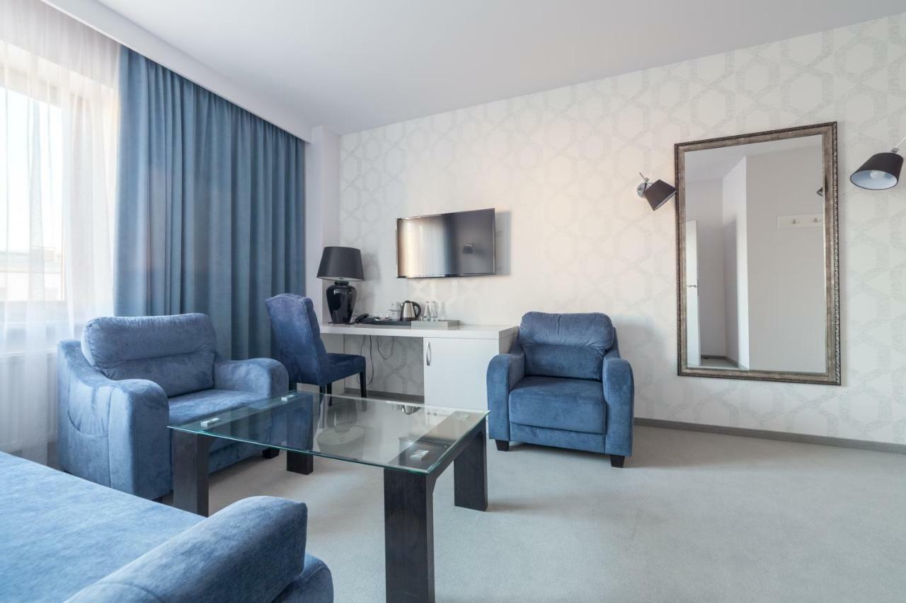 Novopolska - Hotel I Restauracja Koscian Ngoại thất bức ảnh