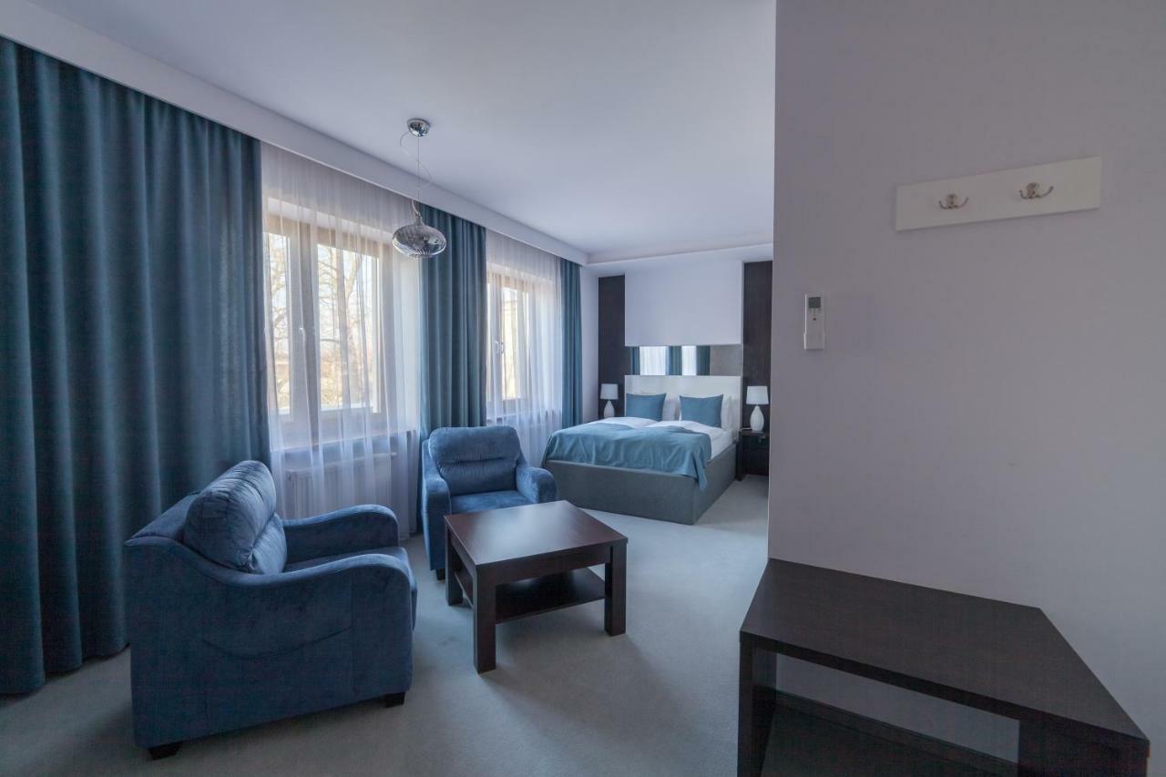 Novopolska - Hotel I Restauracja Koscian Ngoại thất bức ảnh
