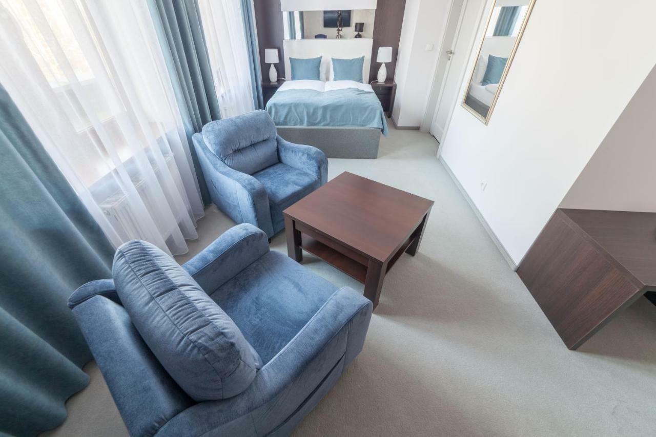 Novopolska - Hotel I Restauracja Koscian Ngoại thất bức ảnh